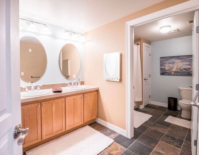 Building Photo - Stunning “Treehouse” Top-Floor Condo – 2 Bed / 2 Bath | One Block from City Park