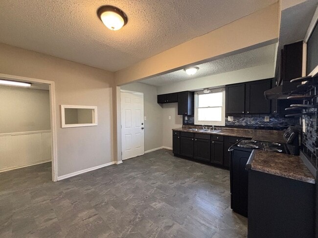 Building Photo - Spacious 2BR + Den with Huge Deck & Hardwood Floors