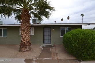 Building Photo - 2210 W Devonshire Ave