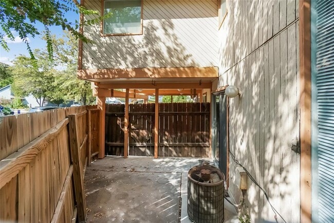 Building Photo - 1122 Hollow Creek Dr
