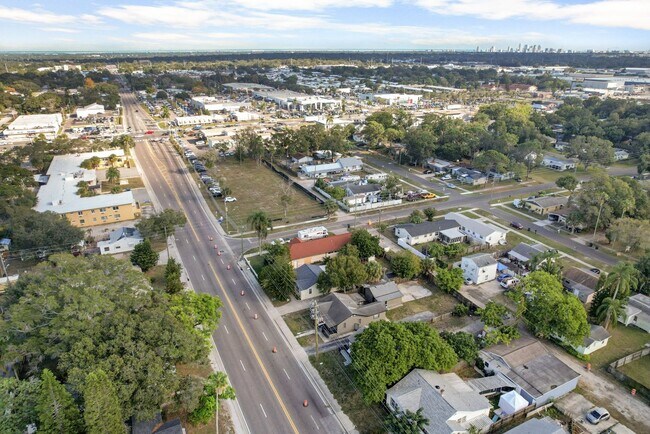 Building Photo - Cute St Pete Bungalow 3/1