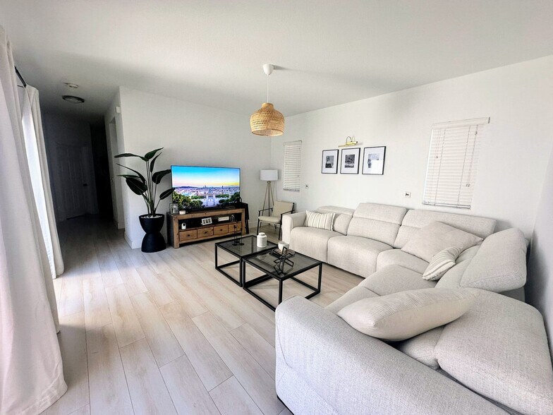 Living area - 269 SE 32nd Ave