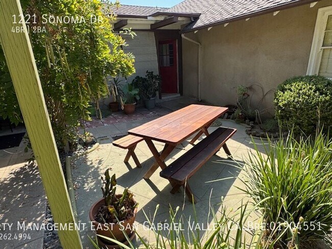 Building Photo - 1221 Sonoma Dr
