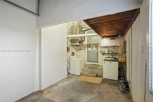 Building Photo - 2460 SW 24th St