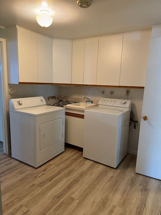 Building Photo - Charming 3-Bedroom Home
