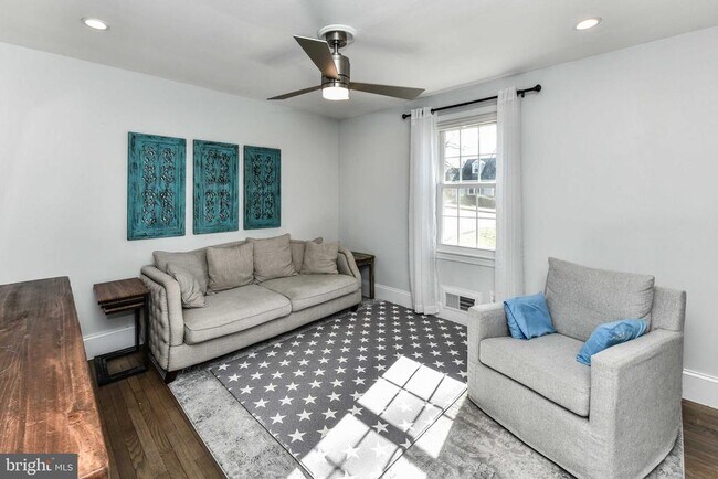 Building Photo - 7308 Poplar Ct