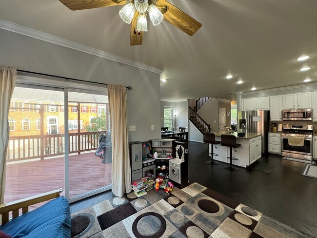 Building Photo - Stunning 3 Bed 3.5 Bath Brick Colonial End-Unit Townhome In Vibrant Kingstowne Community