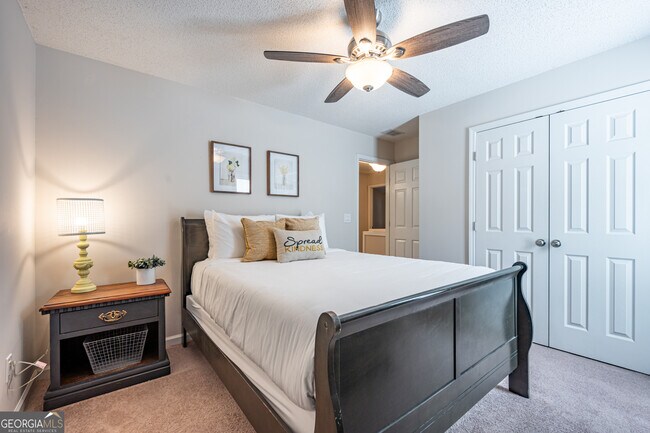 Building Photo - 206 Persimmon Tr