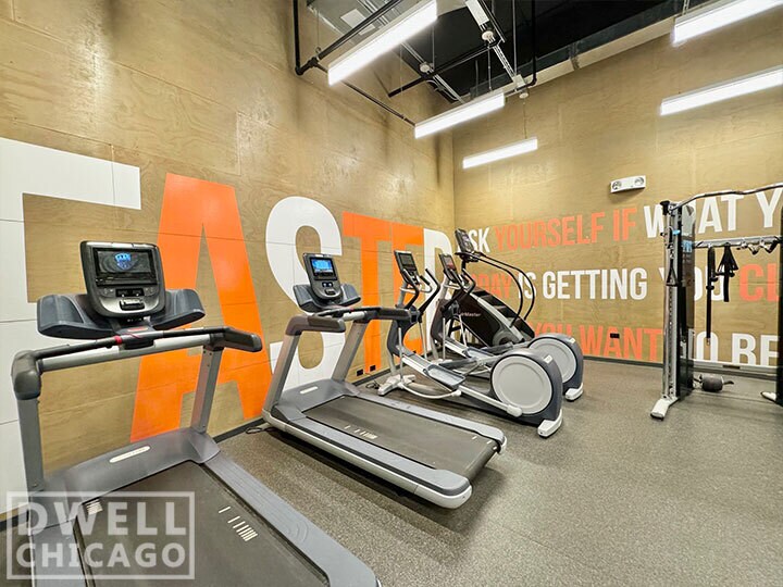 Building Photo - 2600 N Clark St