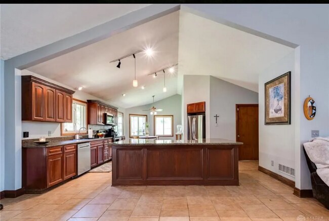 Building Photo - 3 bed 2 bath with pool