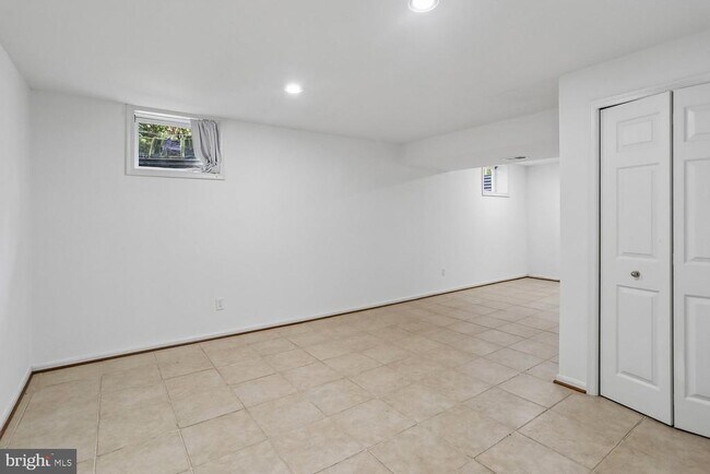 Building Photo - 903 Ridge Dr
