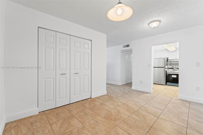 Building Photo - 9375 Fontainebleau Blvd
