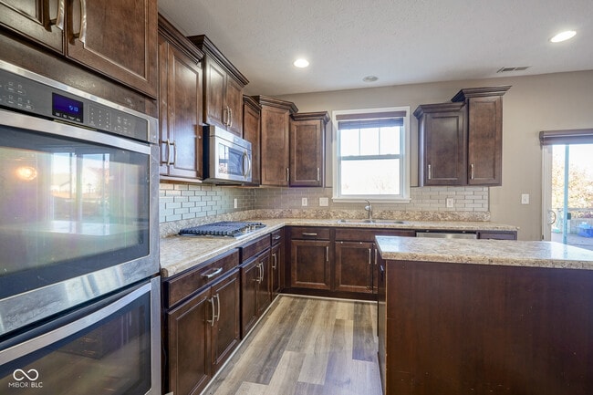 Building Photo - 5764 Bluff View Ln