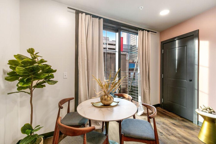 Building Photo - 611 Commerce St