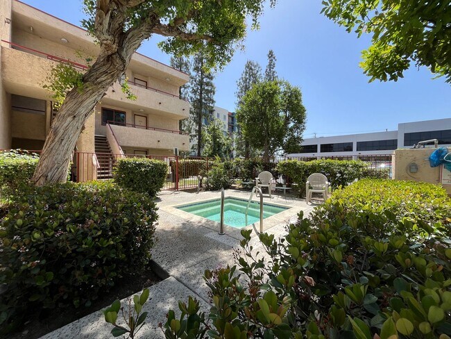 Building Photo - Canoga Park 2+1 w/pool + spa, gated entry + parking included!