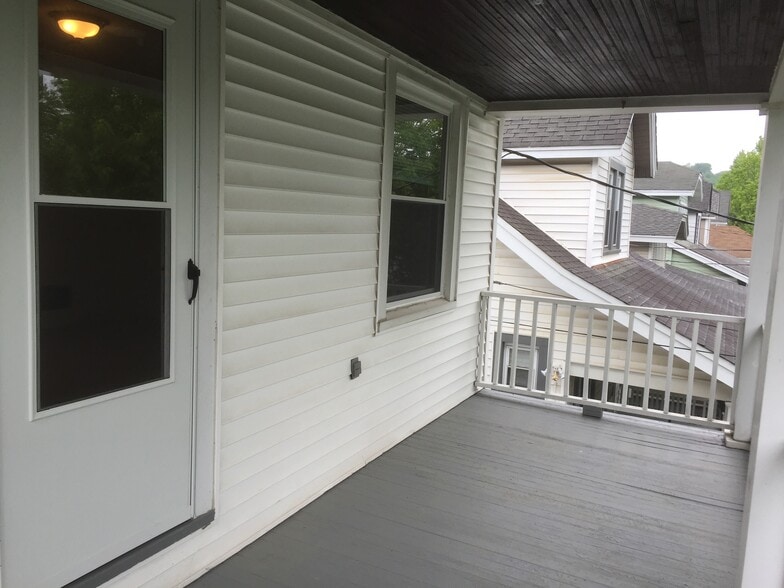 private balcony - 3323 Emerson Ave