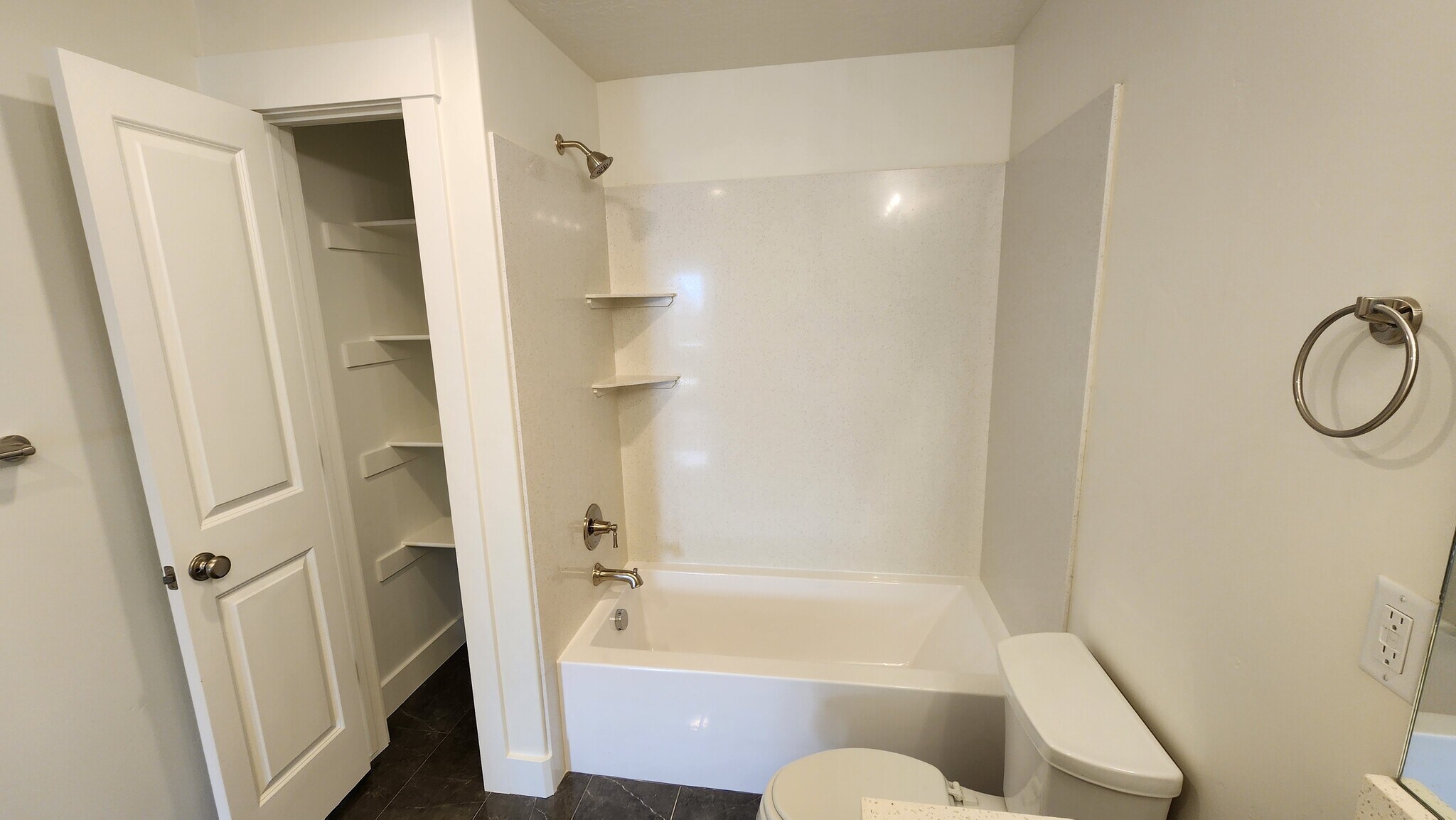 Tub/Shower & Linen Closet - 1467 N Orchard Ridge Ln