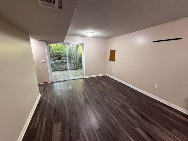Building Photo - 2 Bed, 1.5 Bath Renovated Townhome!