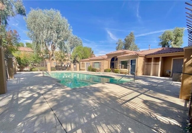 Building Photo - 1/BD 1/BA Light-Filled Condo in Gated Comm...