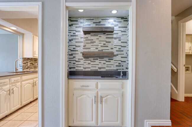 Building Photo - 317 Benjamin St