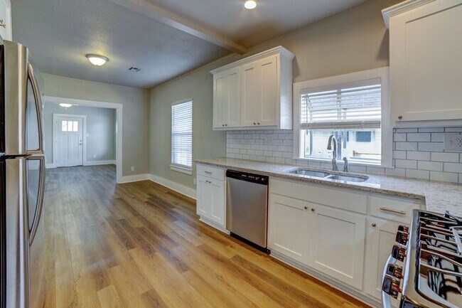 Building Photo - Dreamy Craftsman 3/2 Expertly Remolded