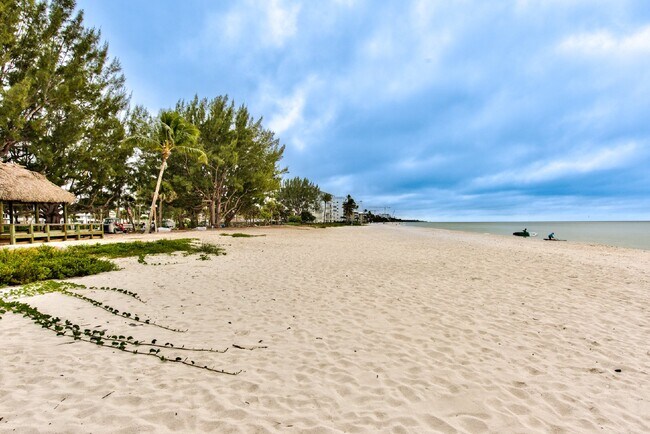 Building Photo - Condo on the Beach in the Moorings