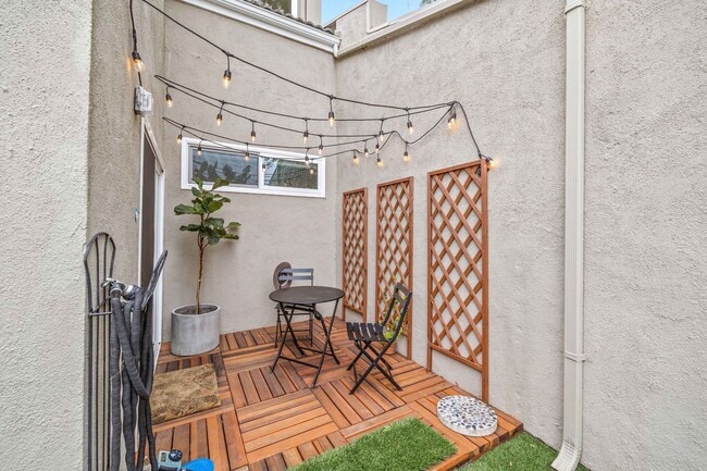 Building Photo - Large townhome in Huntington Beach!
