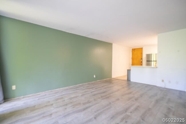 Building Photo - $2,500 /2 Bed /1 Bath / 2 PARKING In beaut...
