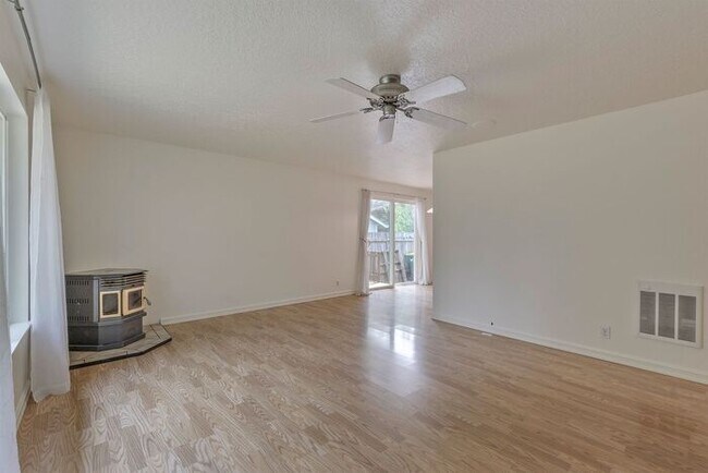 Building Photo - Freshly Updated 3-Bedroom Home with Fenced Backyard in Forest Grove!