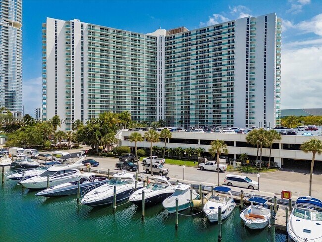 Building Photo - 100 Bayview Dr