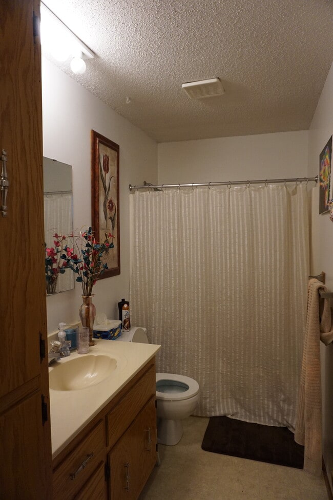 Building Photo - 220 Leighton Dr