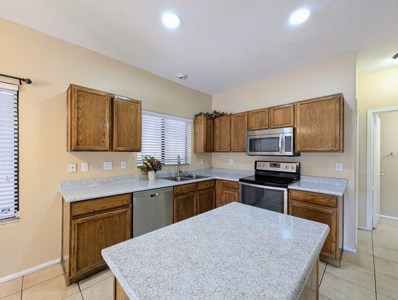 Building Photo - 8861 W Paradise Dr