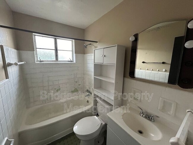 Building Photo - 960 Sherwood Dr