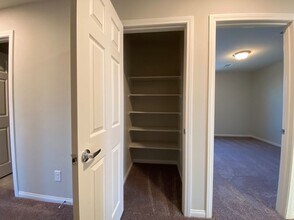 Building Photo - 4 BED 2.5 BATH 2 CAR GARAGE,  LARGE CORNER...