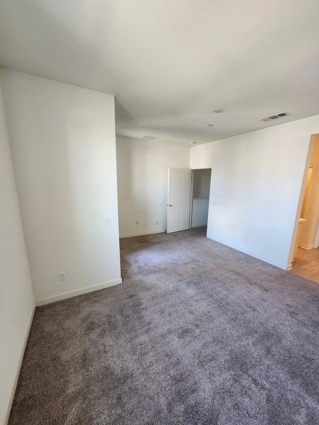 Building Photo - Gorgeous Tri-level Townhouse 3 beds 3 1/2 ...