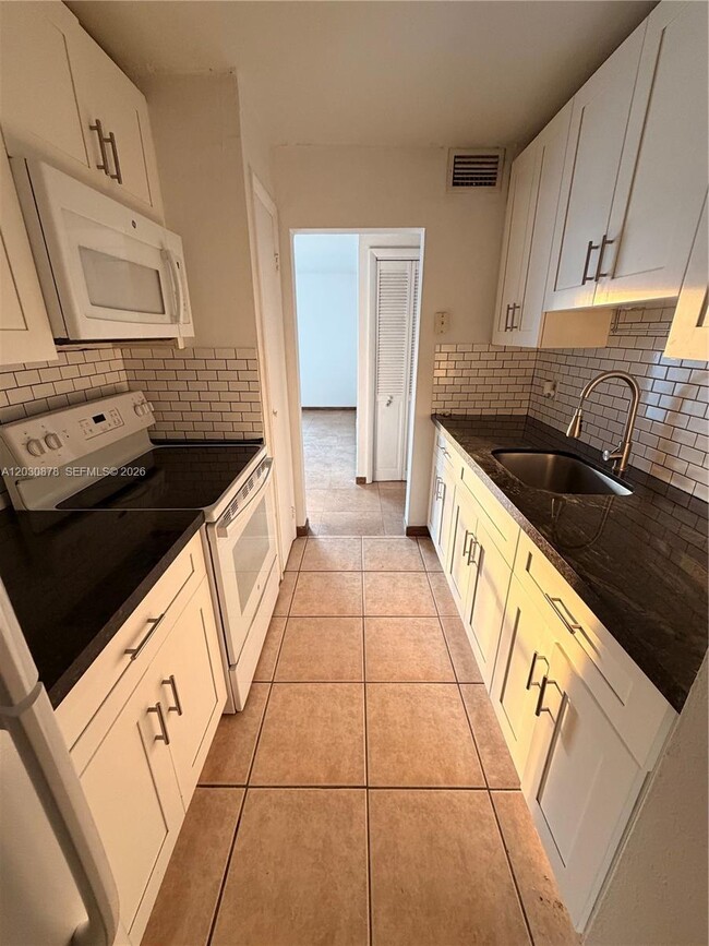 Building Photo - 7250 SW 94th Pl