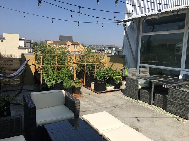 Building Photo - 908 Blondel St