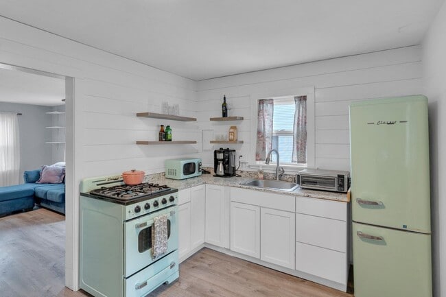 Building Photo - Adorable Cape Cod Charmer Available For Rent!