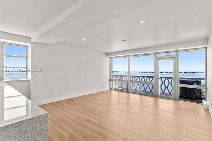 Building Photo - 1430 Brickell Bay Dr
