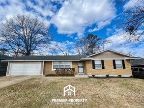 Building Photo - Spacious 4BR/2.5BA in 38134 | Hardwood Floors, 2-Car Garage & Fenced Yard