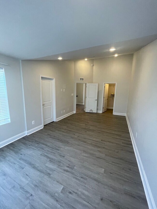 Building Photo - End of unit townhome in Trails at Beech Cr...