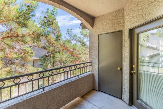 Building Photo - Bright 2-Bed Condo with Patio!