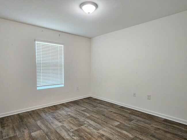Building Photo - Lovely 4/2 available now in Raley Farms of...