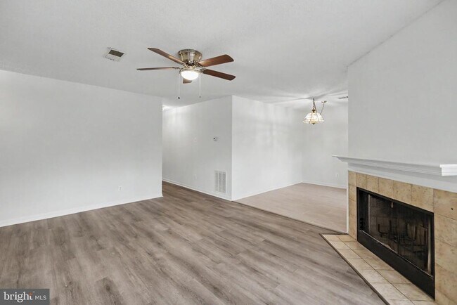 Building Photo - 12102 Green Leaf Ct