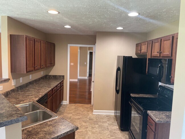 Building Photo - Executive Living!