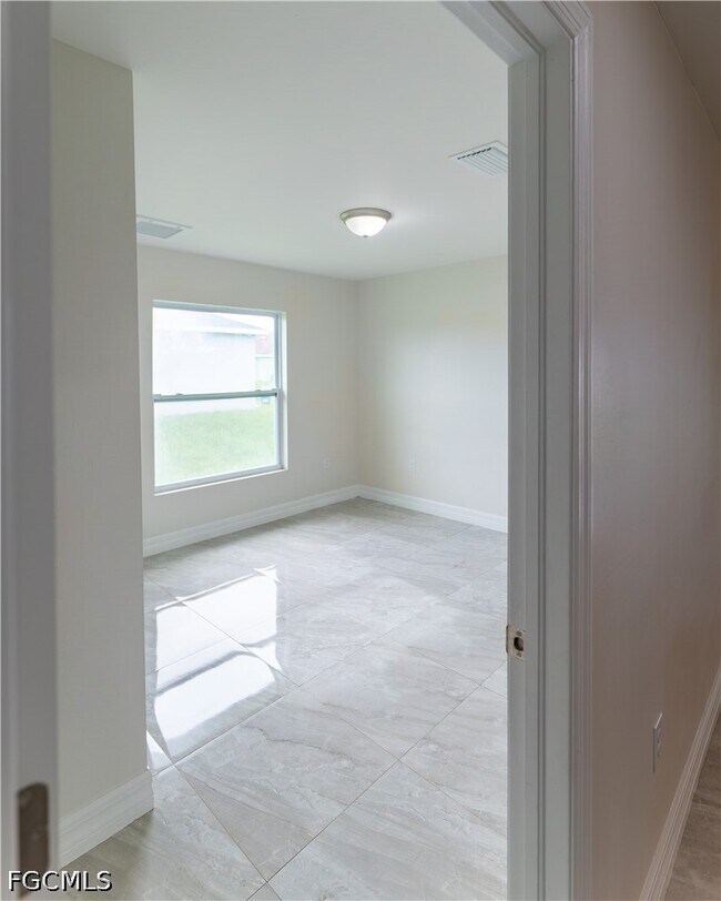 Building Photo - 941 Jaguar Blvd