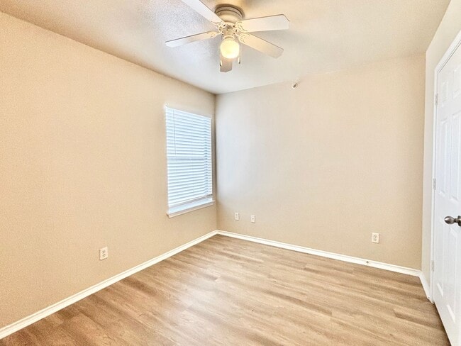 Building Photo - Conveniently located townhome in Universal City!