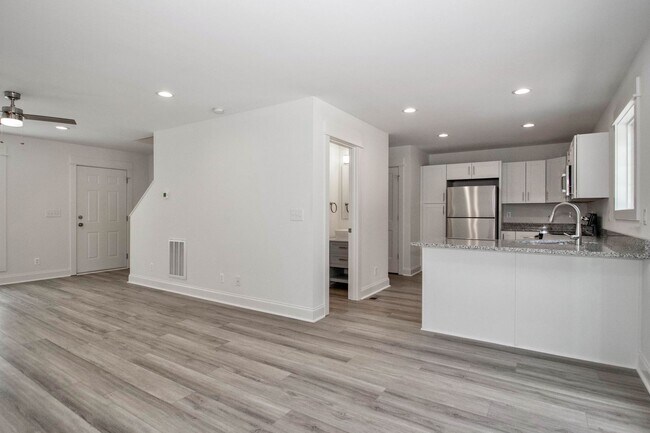 Building Photo - Lux Three Bedroom Townhouse in Sherrills Ford