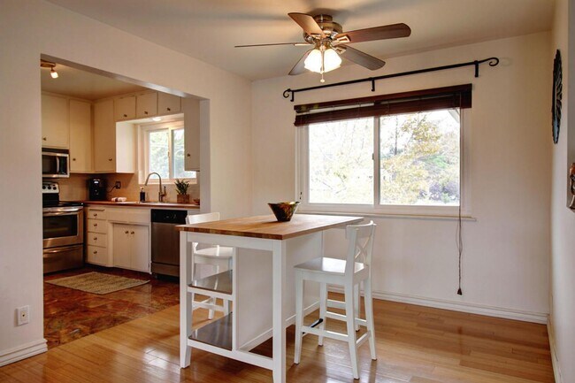 Building Photo - 2 Bed / 2 Bath Condo Uptown Santa Barbara - Hardwood floors + Private laundry!