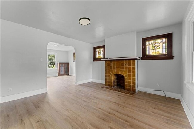 Building Photo - Spacious 4 Bedroom, 1 Bath Home in Crafton...